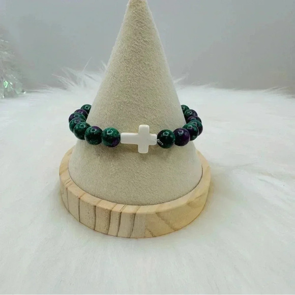 Green w/ hints of purple Cross Beaded Bracelet - Picture 3 of 6